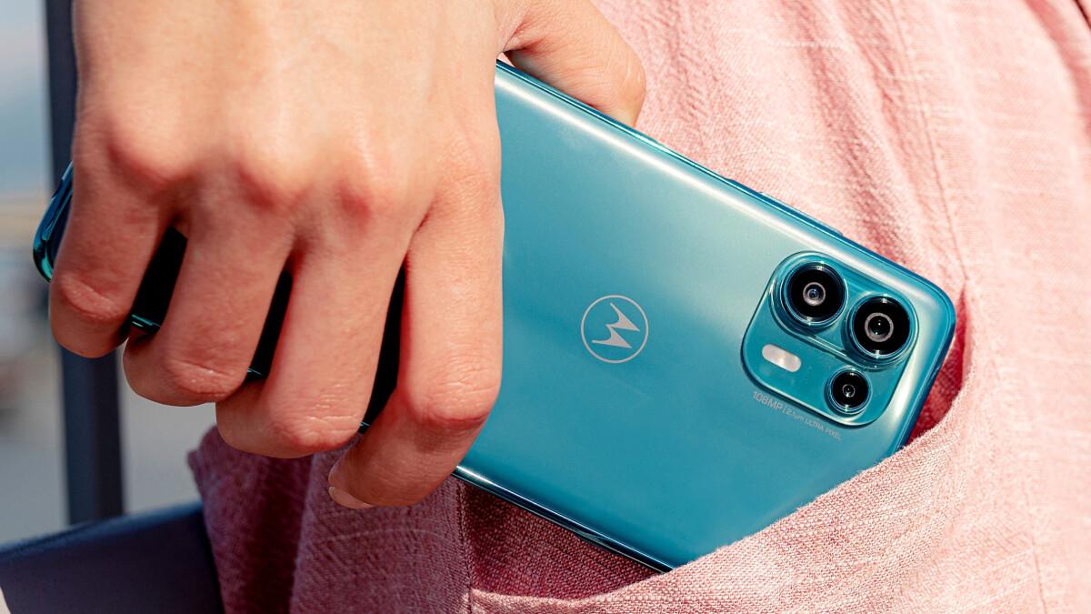 Motorola Edge 20 Lite — бюджетное устройство, предлагающее хорошую производительность, качественную сборку, классический дизайн и надежные функции.