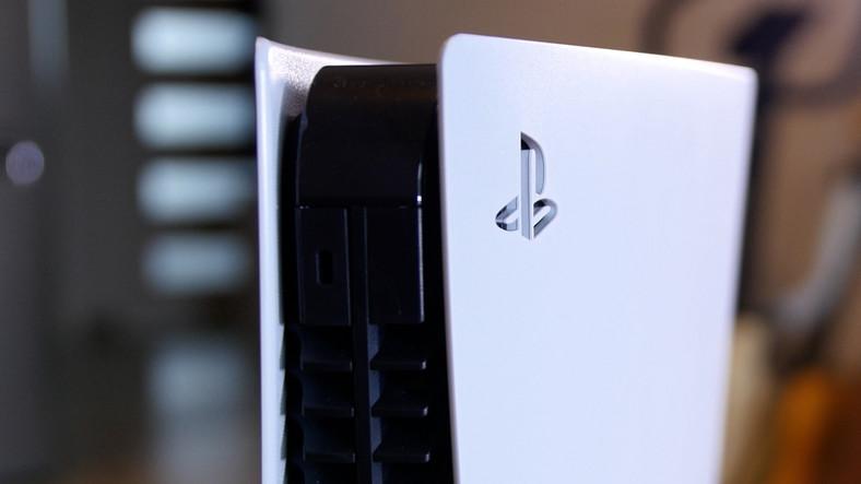PlayStation 5 выглядит совершенно иначе, чем ее предшественница. В основном это связано с белыми панелями, расположенными по бокам.