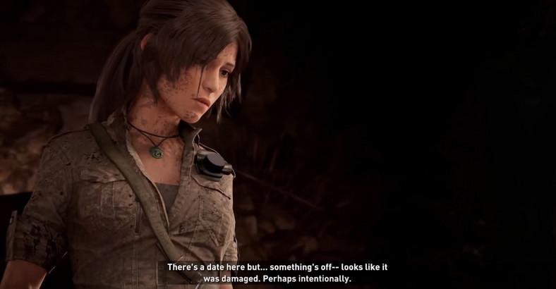 Shadow of the Tomb Raider — пример хорошо выполненных надписей — они разборчивы, имеют полупрозрачный фон, а разные персонажи «говорят» разными цветами.