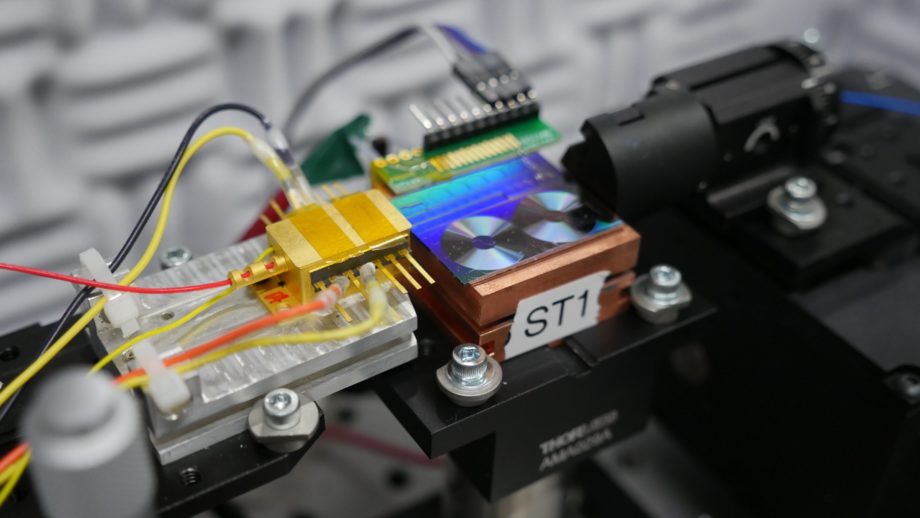 Новые компактные чипы могут преобразовывать свет в микроволны