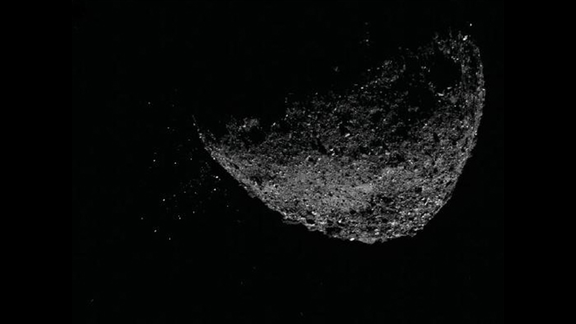 Этот вид астероида Бенну, выбрасывающего частицы со своей поверхности 6 января 2019 года, был создан путем объединения двух изображений, полученных камерой NavCam 1 на борту космического корабля НАСА OSIRIS-REx: изображения с короткой выдержкой, на котором четко виден астероид, и длинного изображения. -изображение с экспозицией (пять секунд), на котором четко видны частицы.
