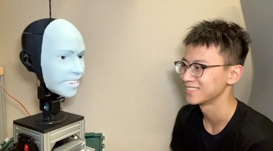 Роботизированное лицо смотрит в глаза и использует искусственный интеллект, чтобы предвидеть и воспроизводить улыбку человека до того, как она появится.