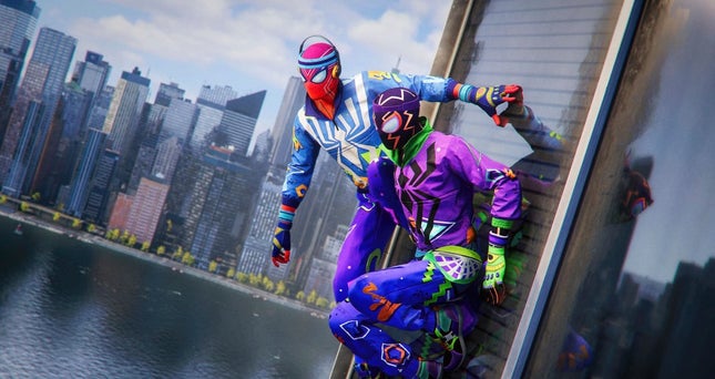 Майлз и Питер, одетые в причудливые костюмы пауков, висят на стене здания.