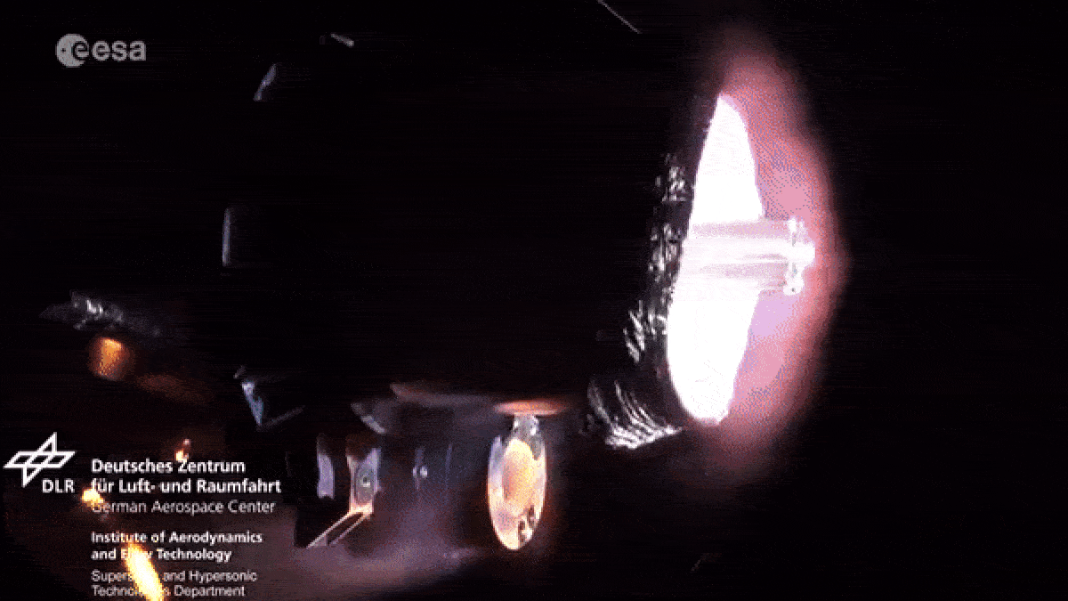 Зацикленная видеозапись горящего спутника