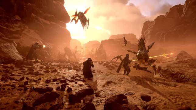 Скриншот отряда Helldivers 2, сражающегося с Терминидами на пустынной планете.