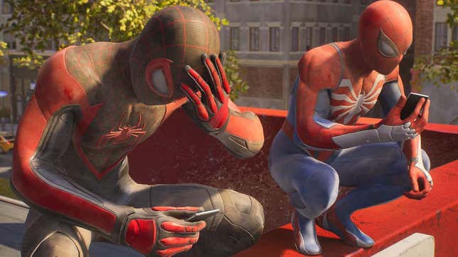 На скриншоте видно, как Человек-паук и Человек-паук болтаются на крыше. 