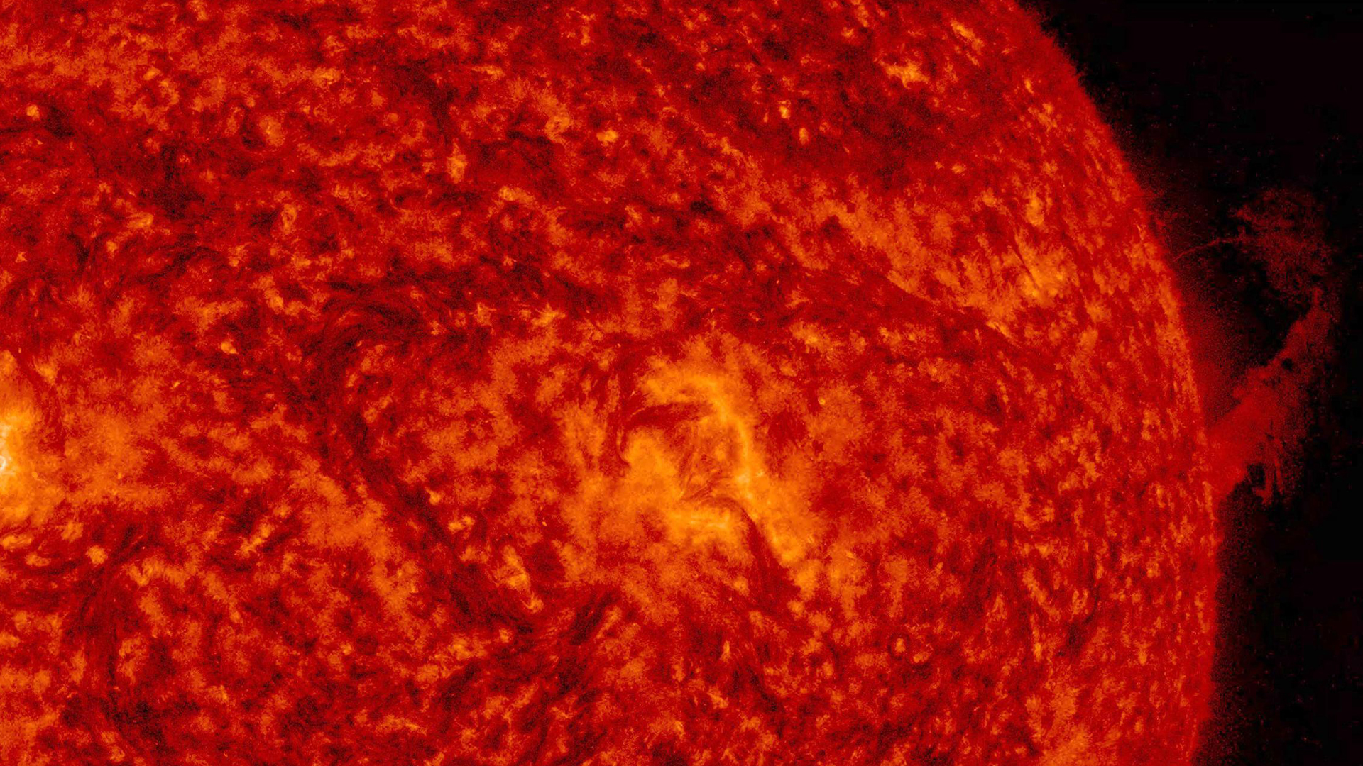 Протуберанец, наблюдаемый вдоль правого края Солнца, поднялся вверх, а затем большая его часть опустилась обратно на поверхность.