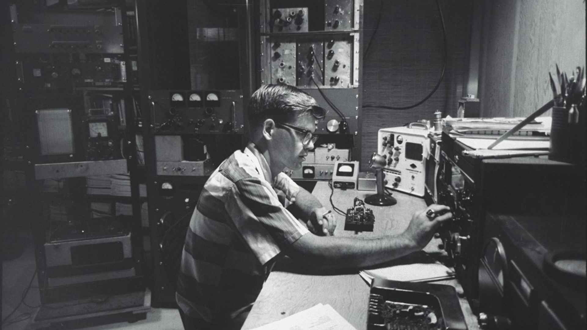 Радиолюбитель Луис Брейфогл настраивается на сообщение со спутника Echo I.