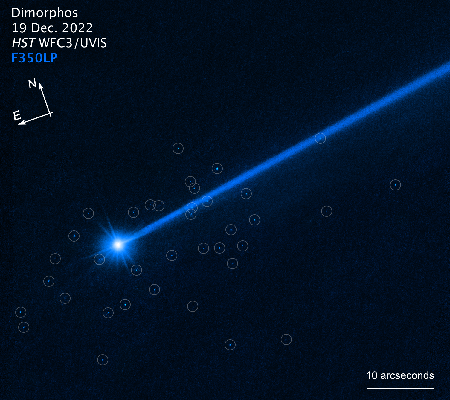 Ярко-синий астероид с длинным хвостом, направляющийся в правый верхний угол.  Вокруг астероида окружают маленькие синие валуны.