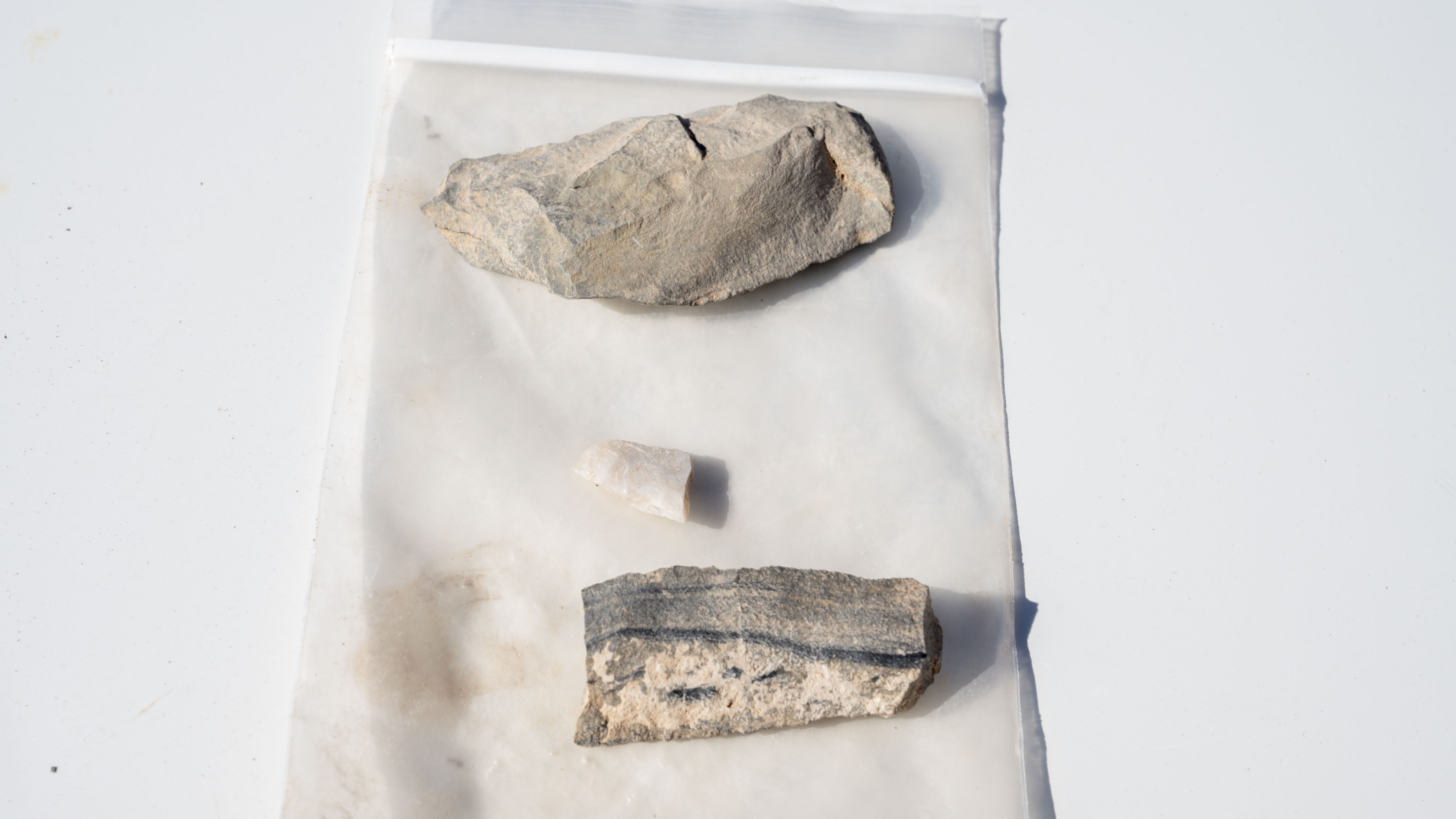 Фрагменты каменных орудий, найденные на палеоархаической стоянке.