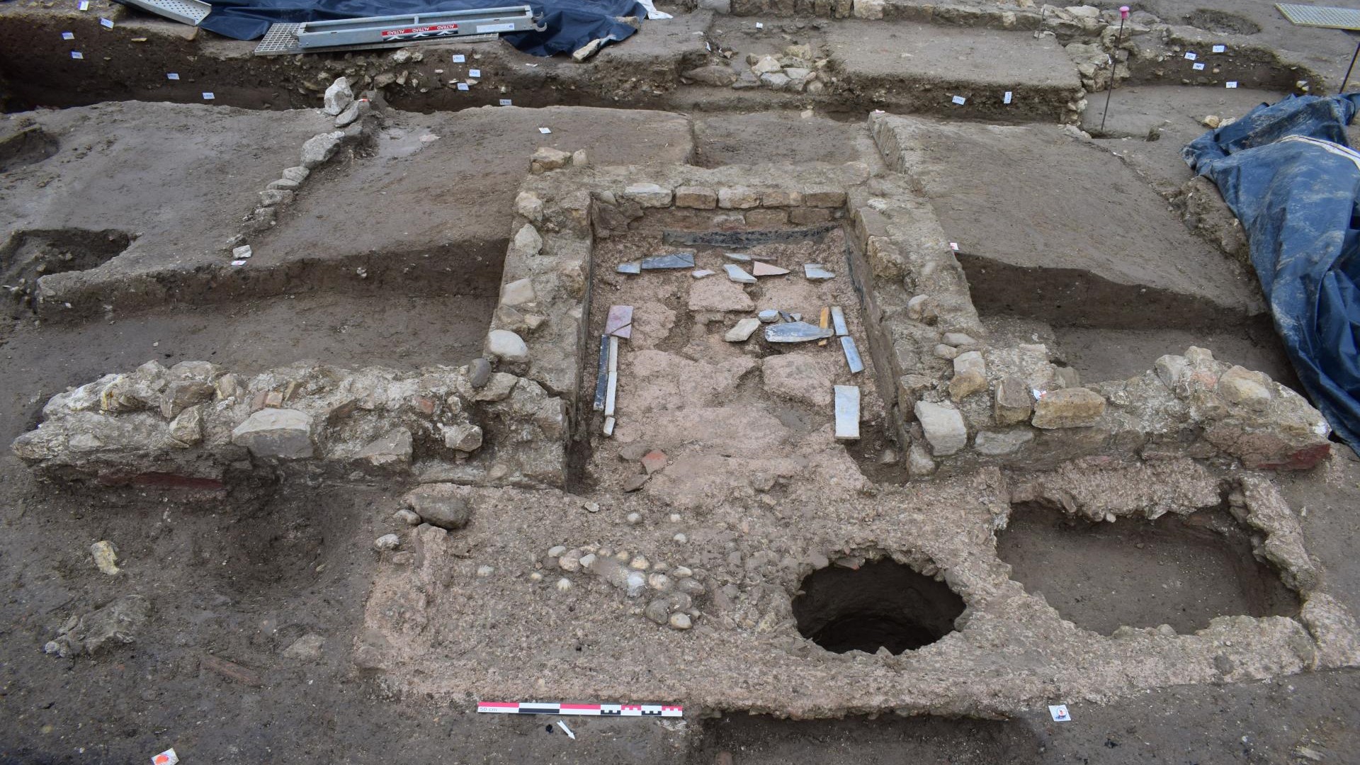 Конструкция банкетной кровати у могилы, обнаруженная на римском кладбище.