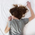 Популярные подростки спят меньше, чем их сверстники, показало исследование