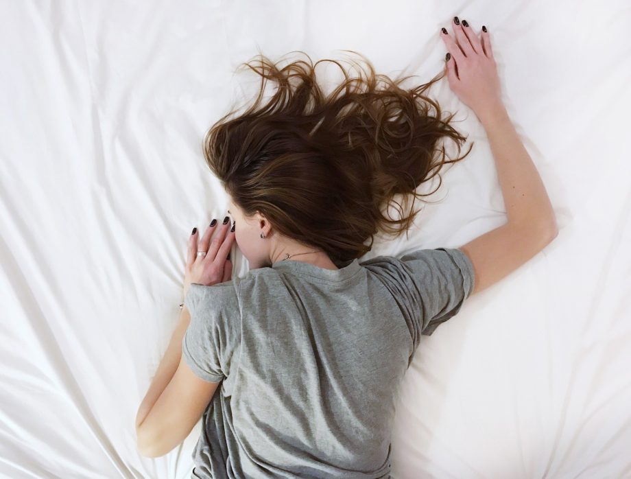 Популярные подростки спят меньше, чем их сверстники, показало исследование