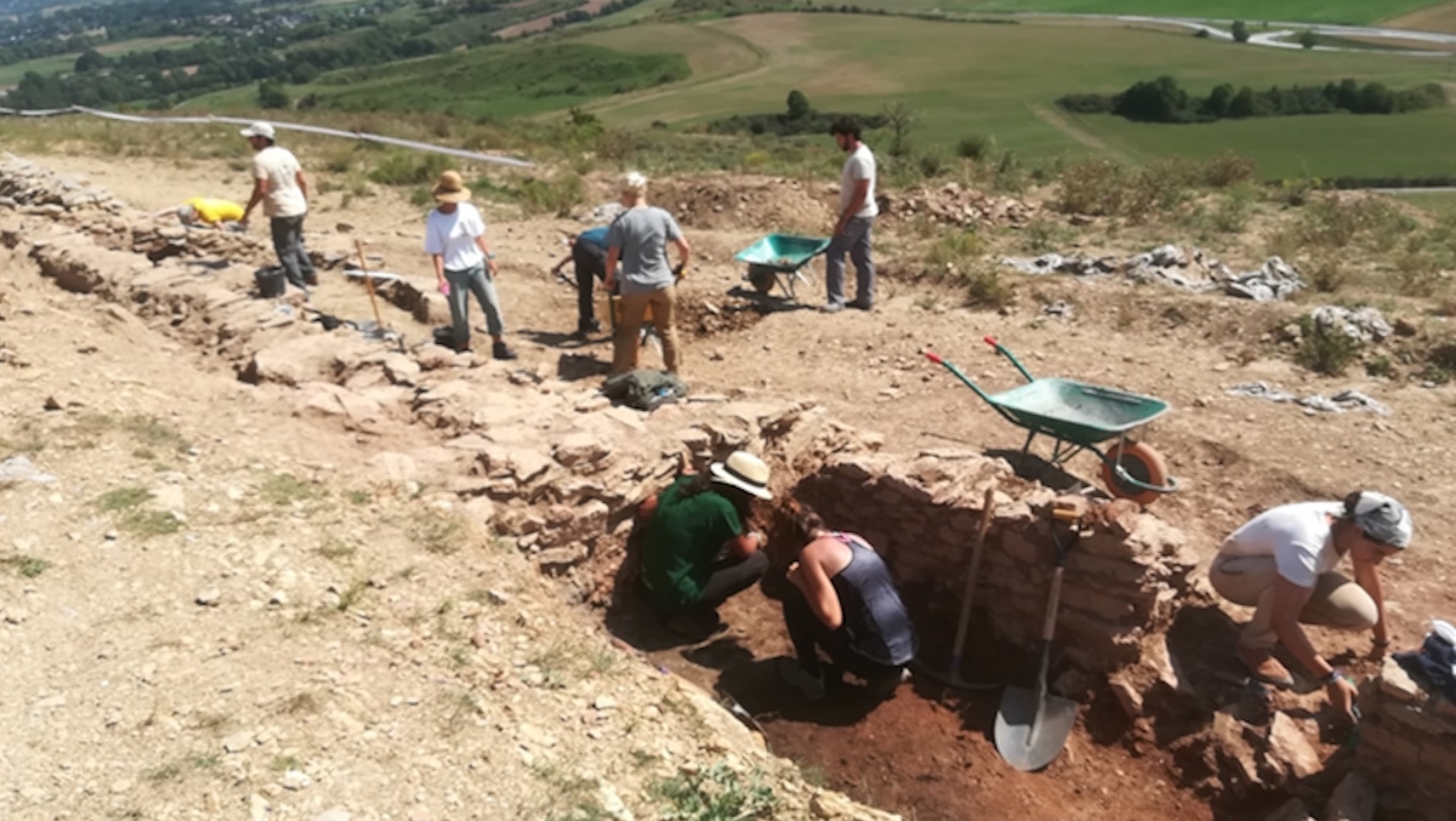 Сотрудники Автономного университета Барселоны проводят раскопки на месте поселения железного века в Тоссаль-де-Балтарга.