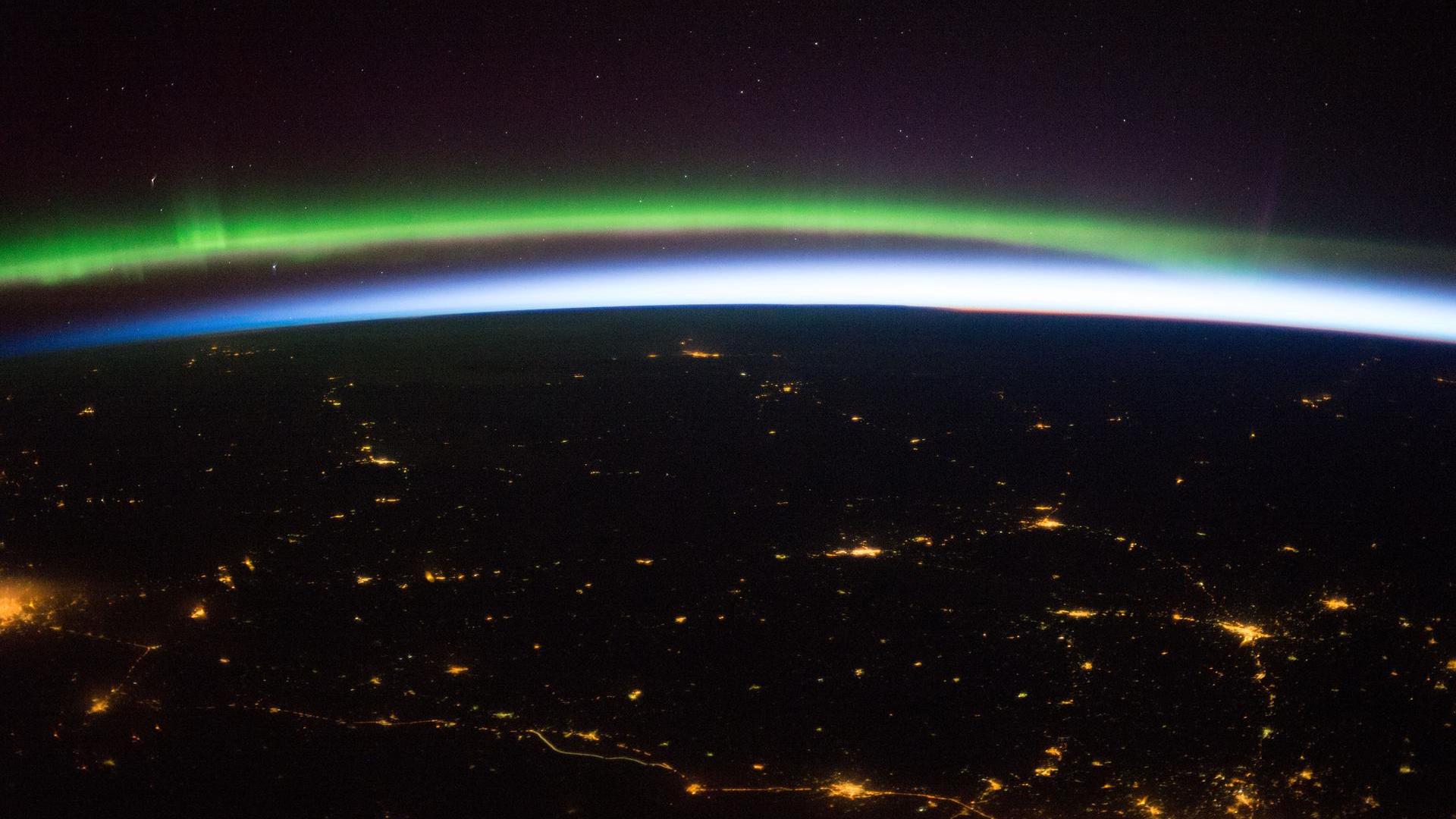 фотография зелено-голубого полярного сияния с космического корабля 