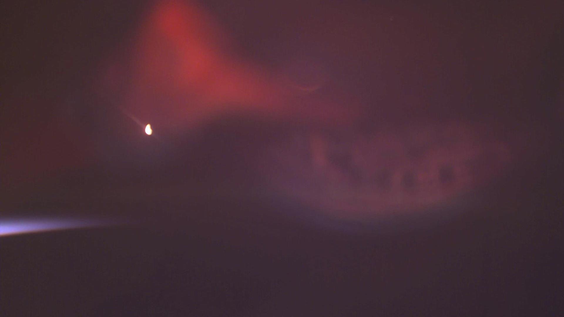 Фотография красного полярного сияния с Международной космической станции.