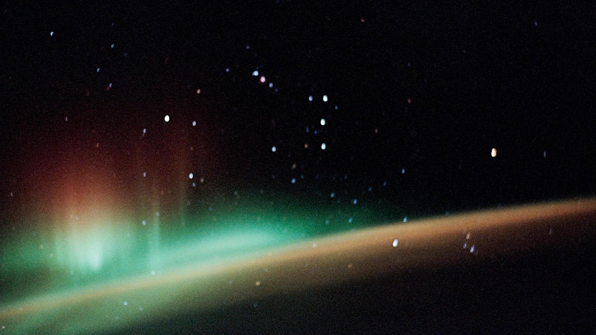 35-миллиметровая фотография красочного южного сияния на фоне созвездия Ориона.