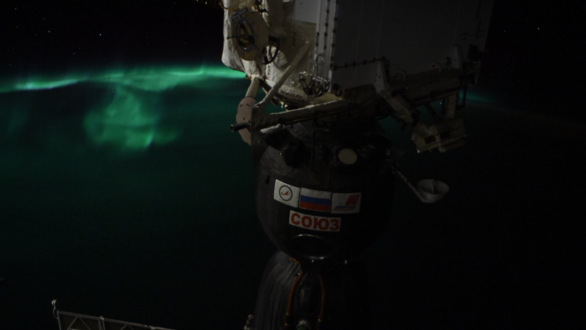 Фотография зеленого южного сияния с Международной космической станции.