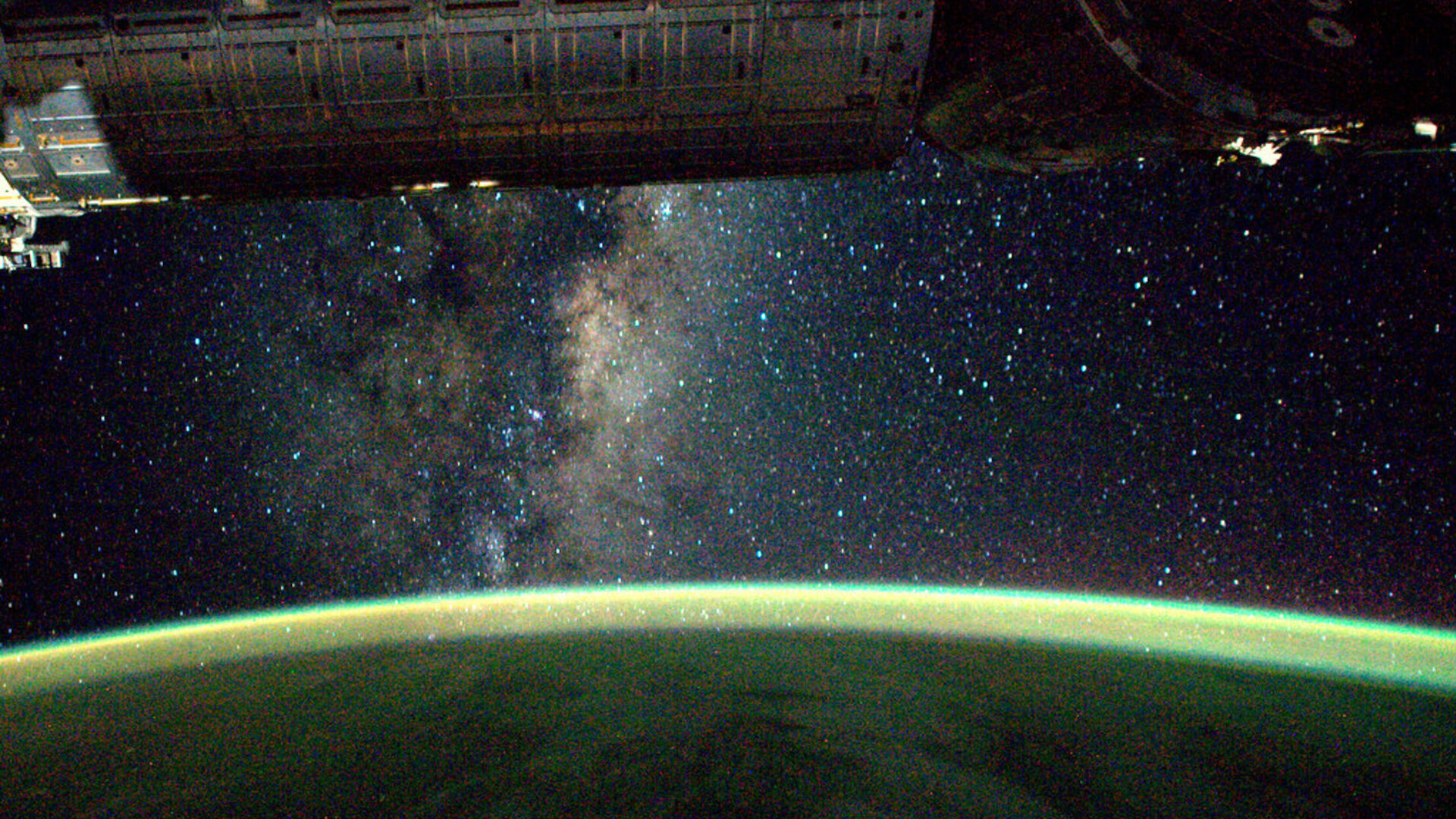 Фотография зеленого полярного сияния на фоне Млечного Пути.