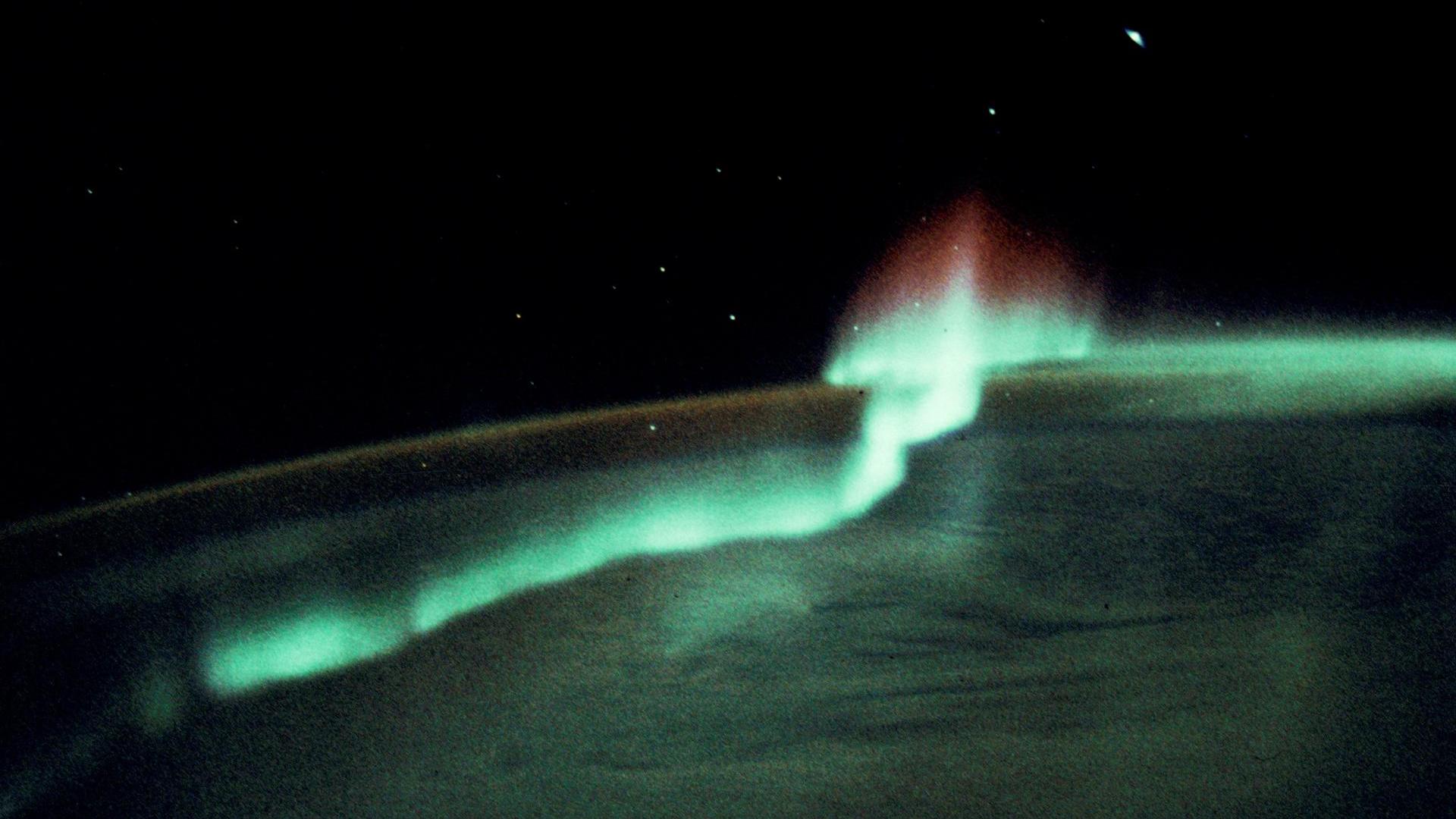фотография зеленого полярного сияния над южным полушарием