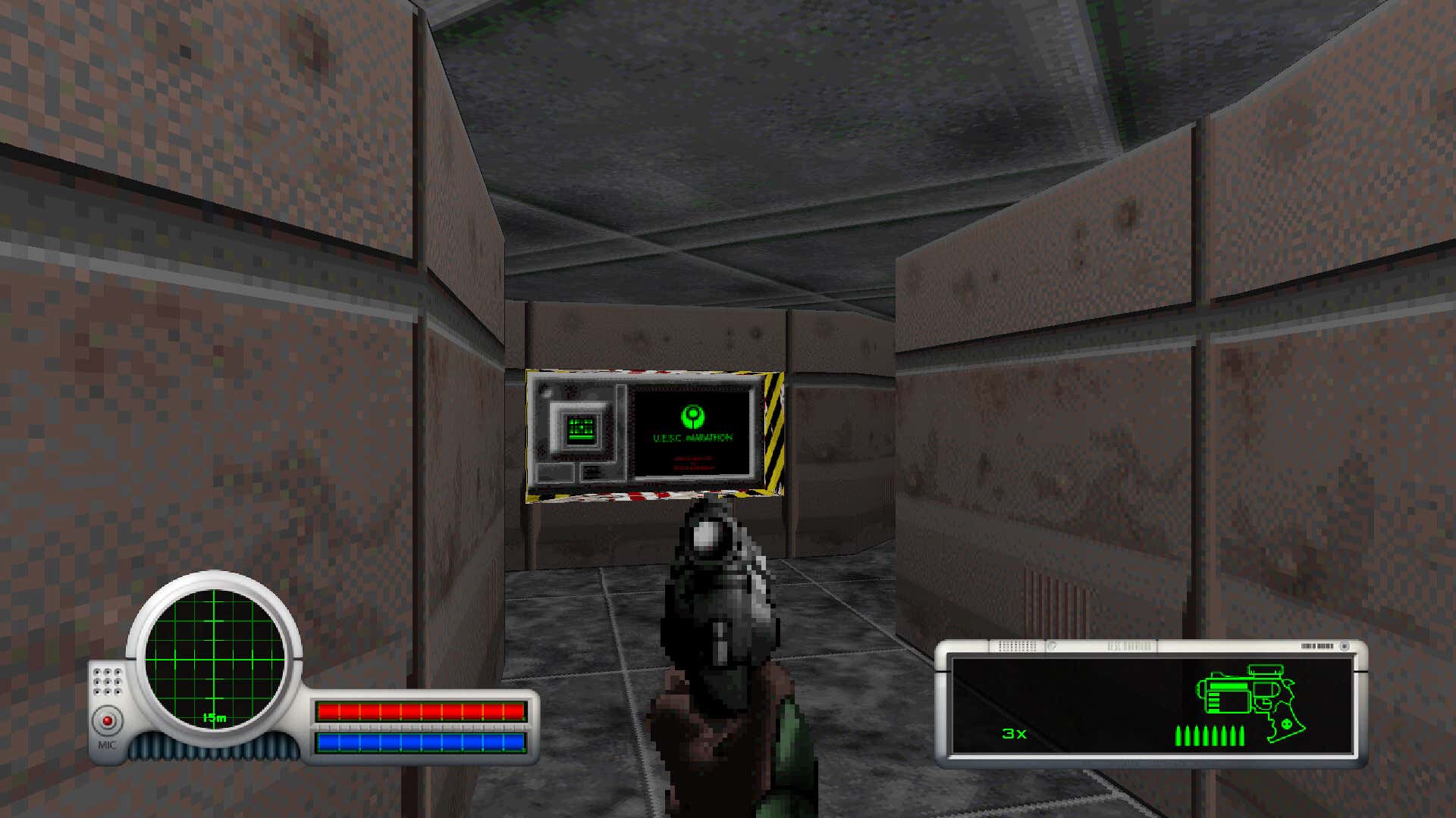 Вид от первого лица: держать пистолет в научно-фантастическом коридоре.