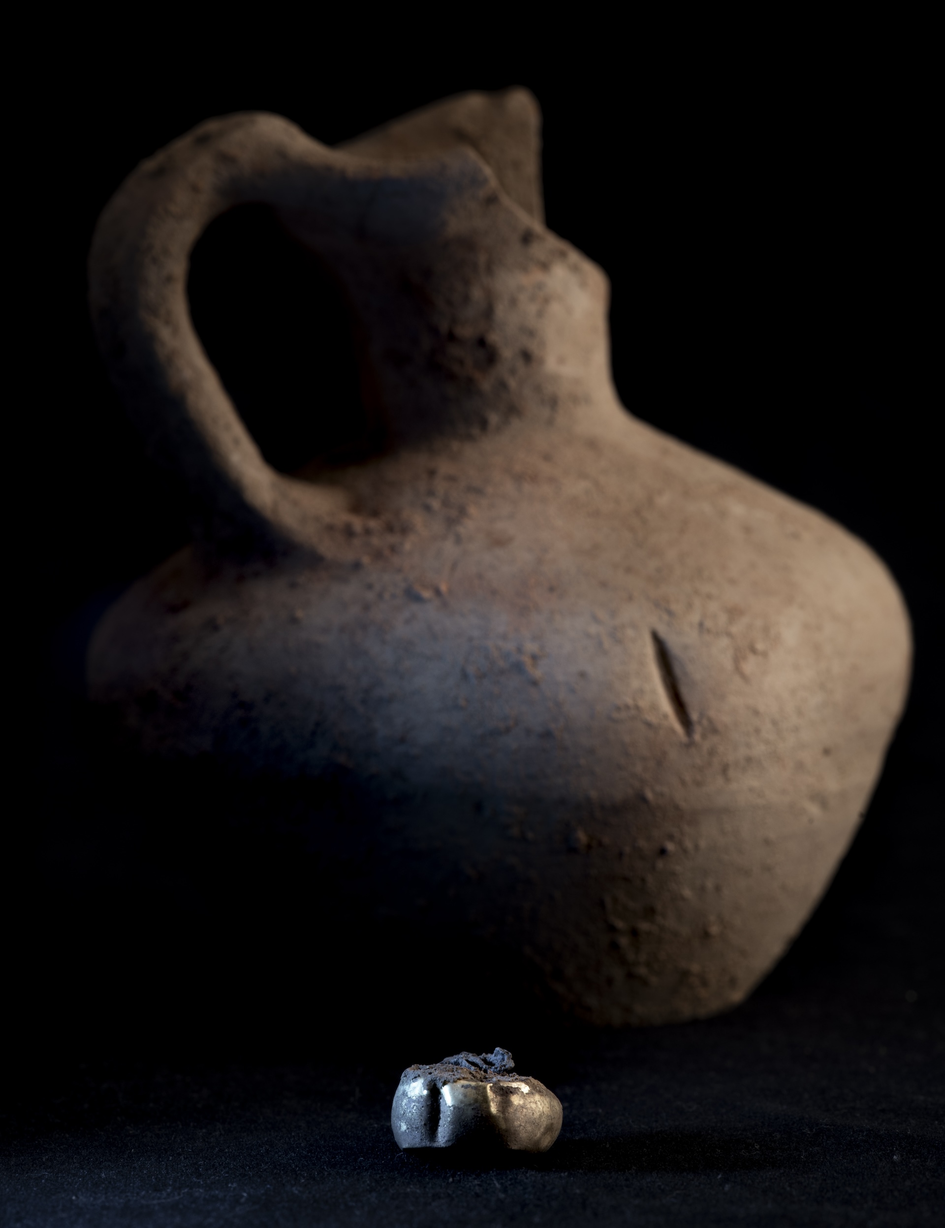 Керамический кувшин и серьга, обнаруженные в Тоссаль-де-Балтарга.