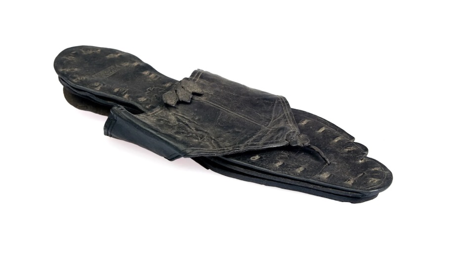Черные кожаные сандалии в стиле шлепанцев, которые носила римлянка.
