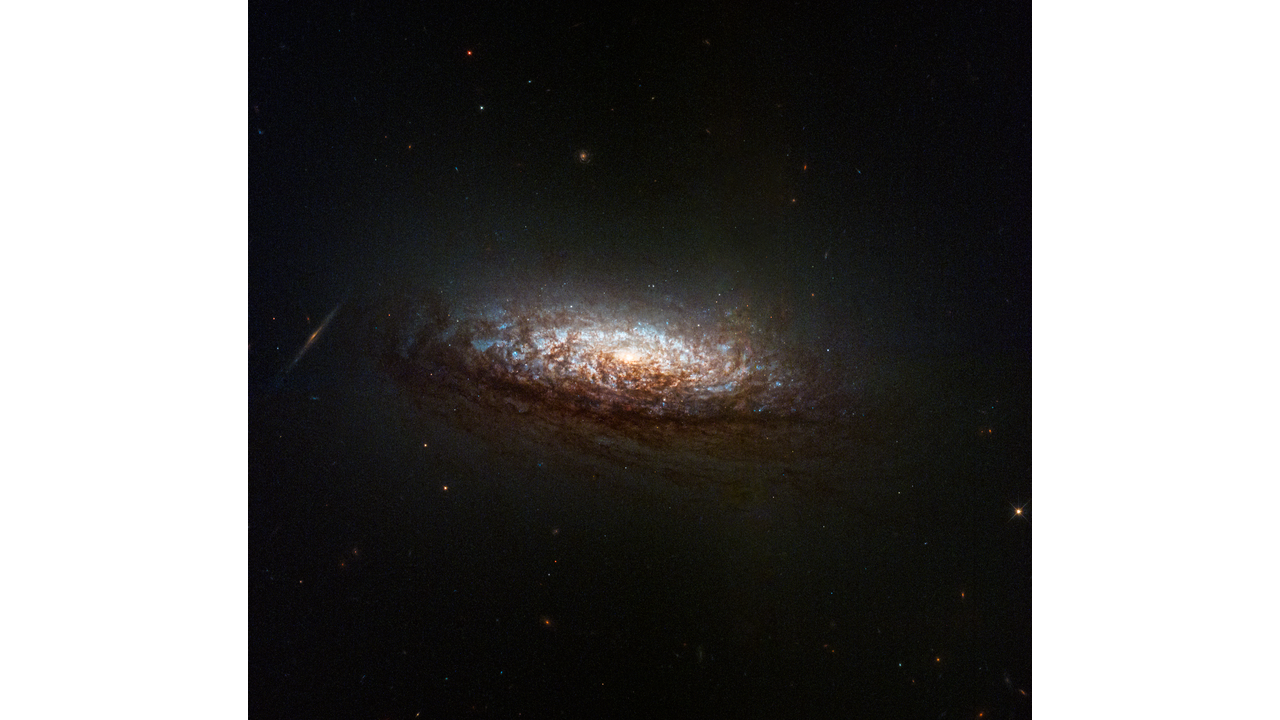 Изображение сверкающей галактики, сделанное телескопом Хаббл