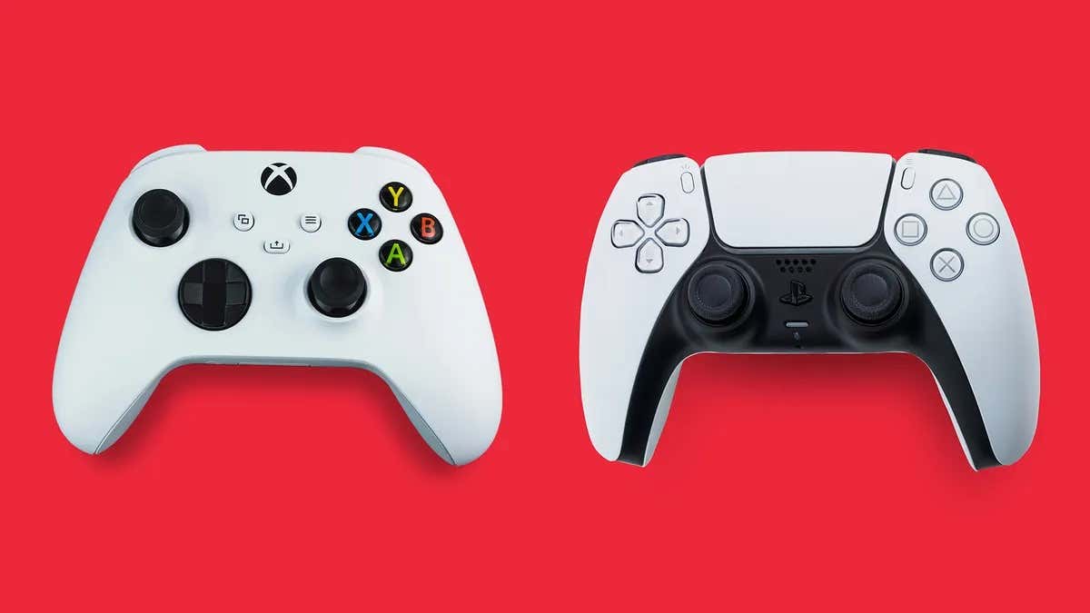 Контроллер Xbox и PS5 DualSense расположены на красном фоне. 