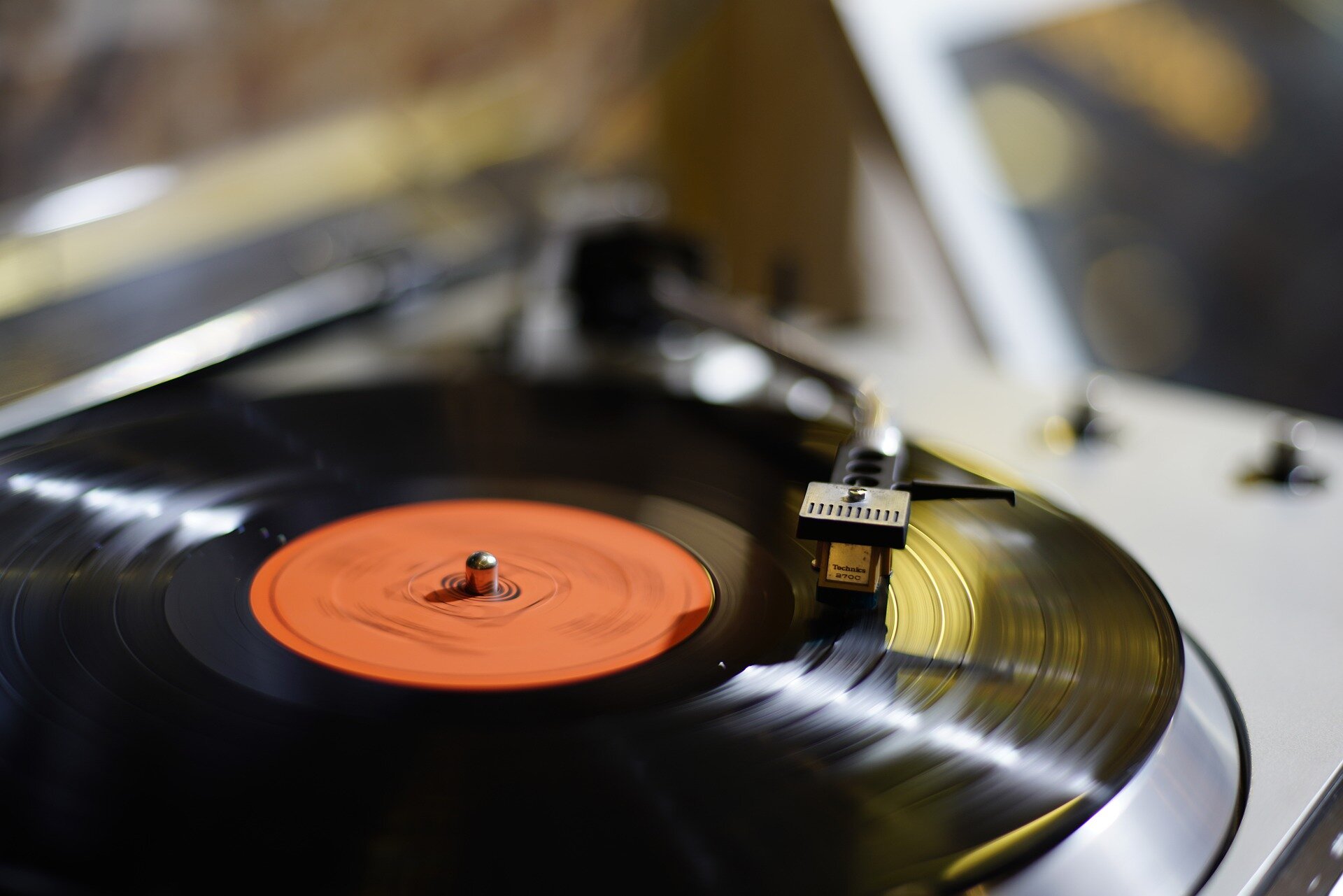 Исследование показывает, что мелодии песен стали проще с 1950 года